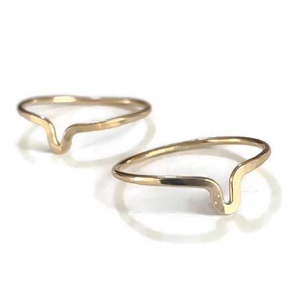 Set of 2 gold hammered chevron v shaped rings - Picture 4 of 8